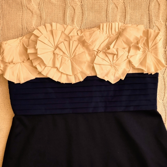BCBG Maxazria Strapless Navy & Cream Dress with Flower Accent & Cummerbund Sz. 8 - Picture 3 of 5